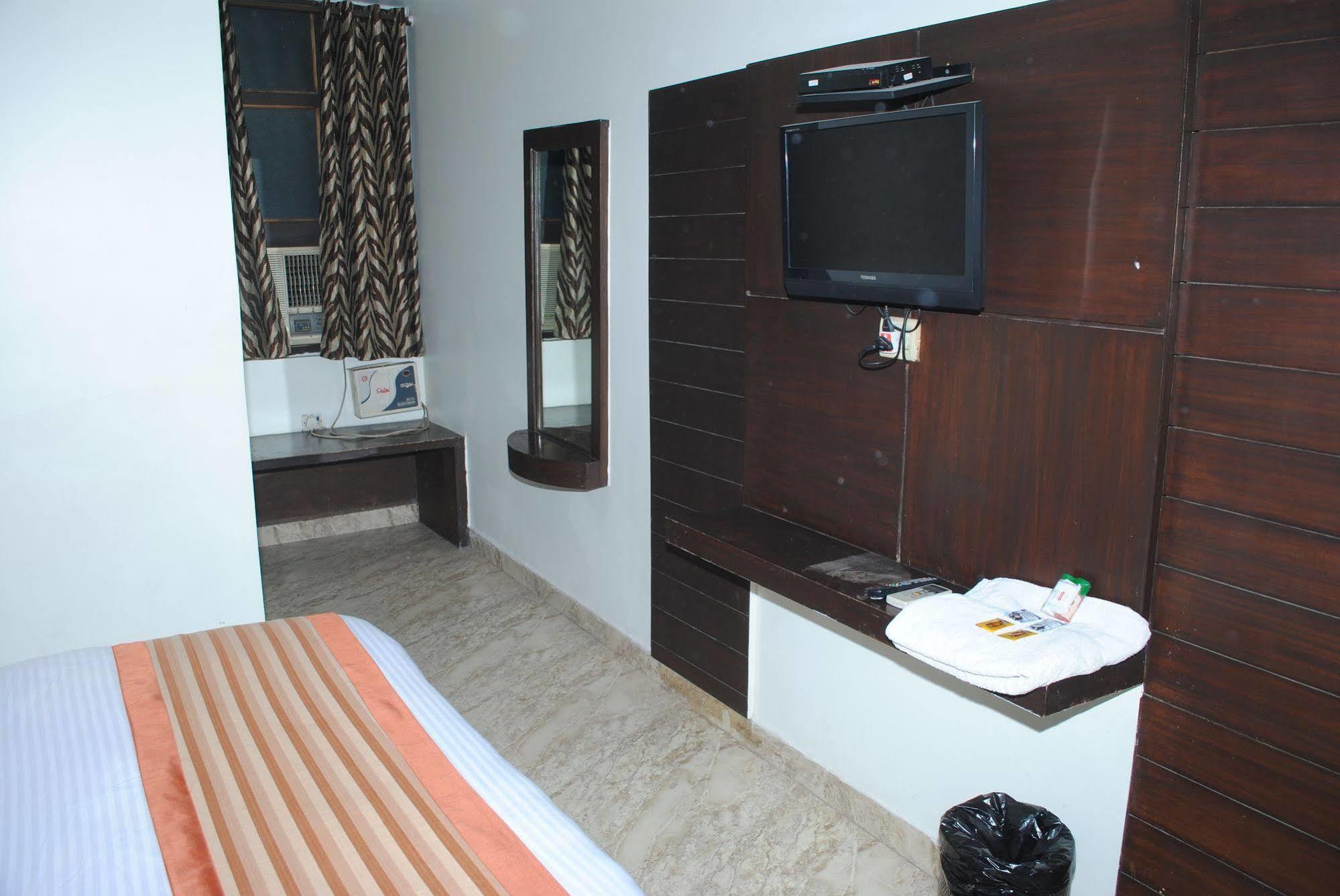 Hotel Seven Seas Inn Ню Делхи Екстериор снимка